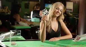 Tata letak meja Dragon Tiger Live di slot 5000 dengan kartu dealer dan zona taruhan